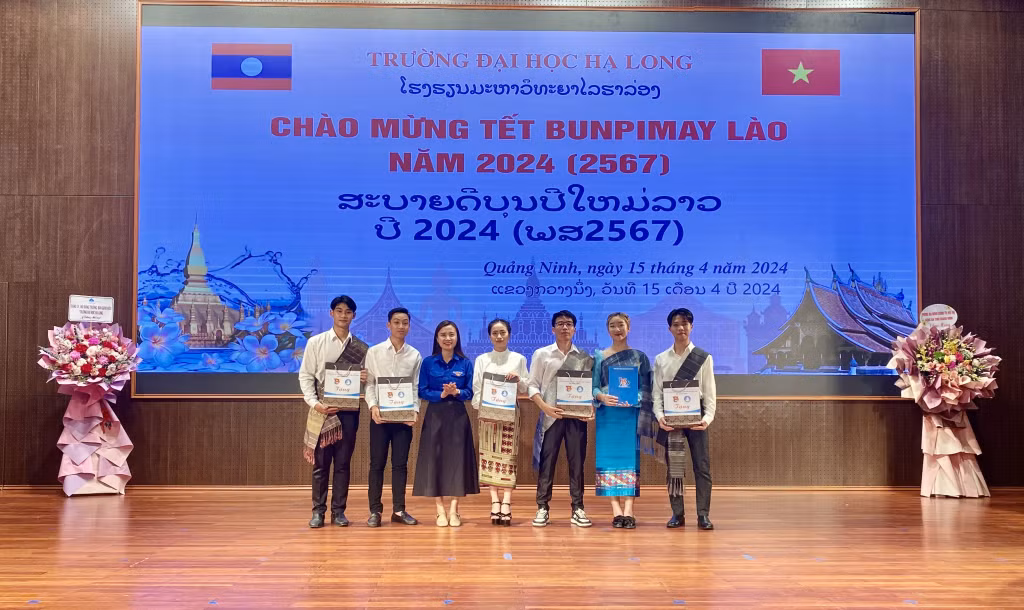 Đồng chí Nguyễn Phương Thảo, Phó Bí thư Tỉnh đoàn, Chủ tịch Hội Sinh viên Việt Nam tỉnh Quảng Ninh trao quà cho các lưu học sinh Lào có thành tích học tập tiêu biểu.