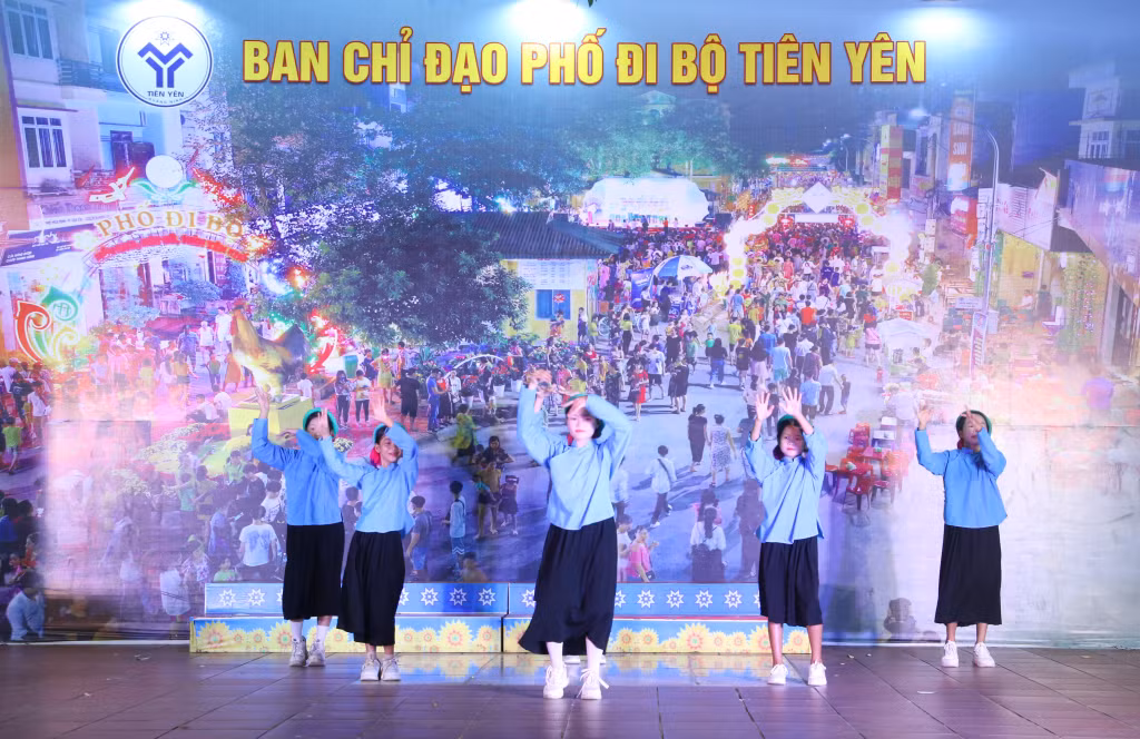 Hoạt động văn nghệ diễn ra sôi nổi dịp cuối tuần tại phố đi bộ Tiên Yên.