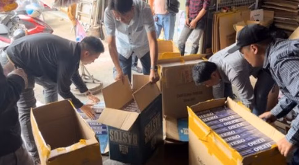 Khám xét một điểm tập kết thuốc lá lậu. Ảnh: Công an cung cấp.
