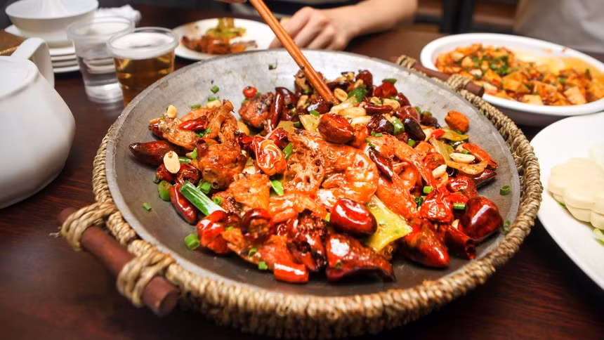 Đồ ăn cay thường có chứa hợp chất capsaicin - chất này có thể đánh lừa não rằng nhiệt độ cơ thể đang tăng lên (Ảnh: Internet)