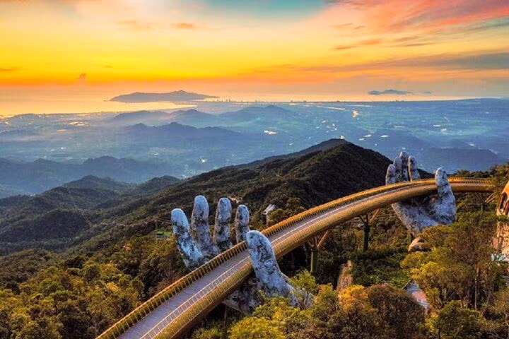 Cầu Vàng trong Khu du lịch sinh thái Bà Nà - Suối Mơ.