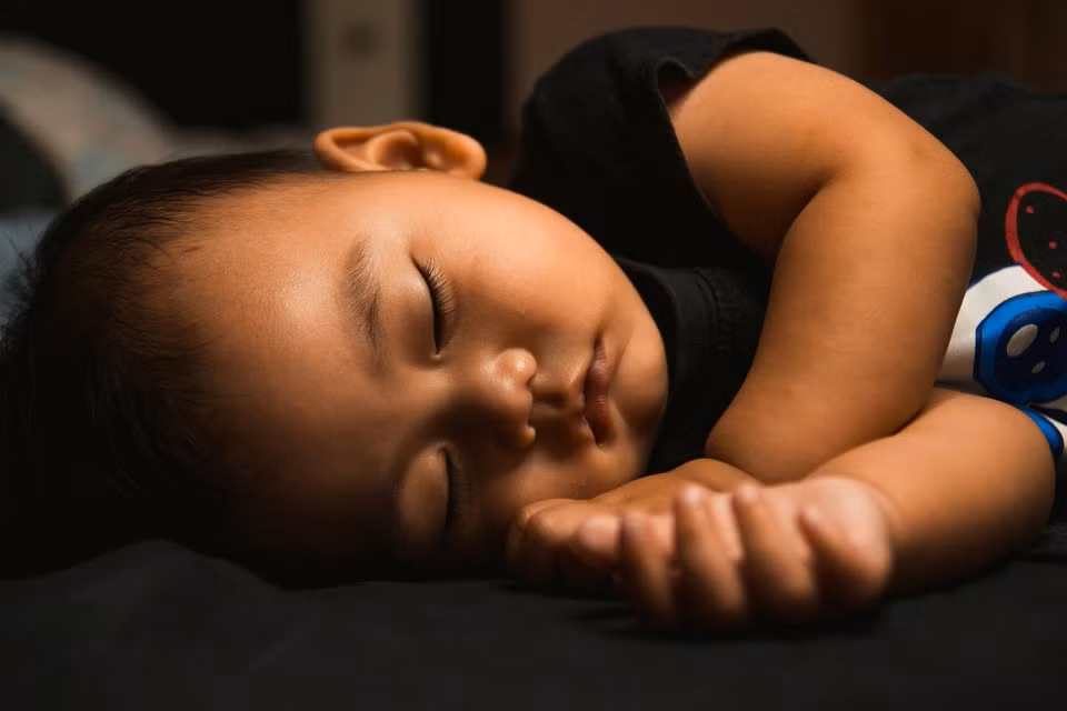 Trẻ sốt thường có biểu hiện li bì, bỏ ăn, bỏ chơi. Ảnh: Unsplash.