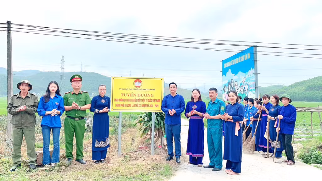 Xã Dân Chủ tổ chức gắn biểu tuyến đường kiểu mẫu. Ảnh do đơn vị cung cấp