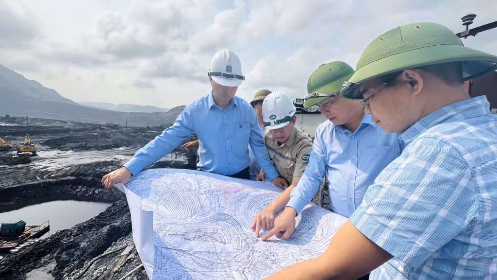 Ông Vũ Anh Tuấn, Bí thư Đảng ủy Than Quảng Ninh, Phó Tổng Giám đốc TKV (thứ hai, phải sang) kiểm tra công tác PCTT-TKCN tại khai trường Công ty CP Than Đèo Nai - Vinacomin.