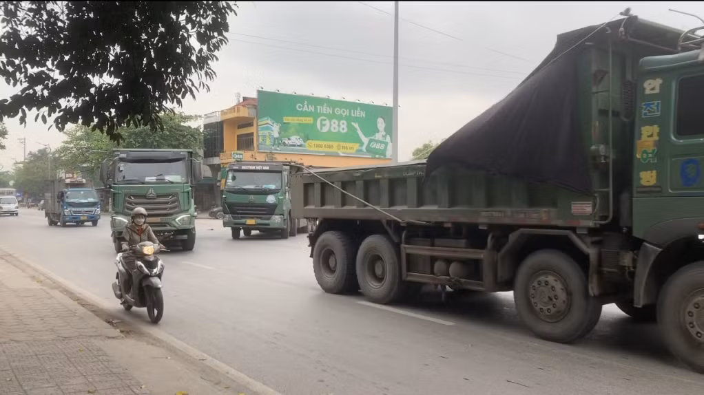 Phương tiện lưu thông dày đặc trên Quốc lộ 18A đoạn đi qua địa bàn TP Uông Bí.