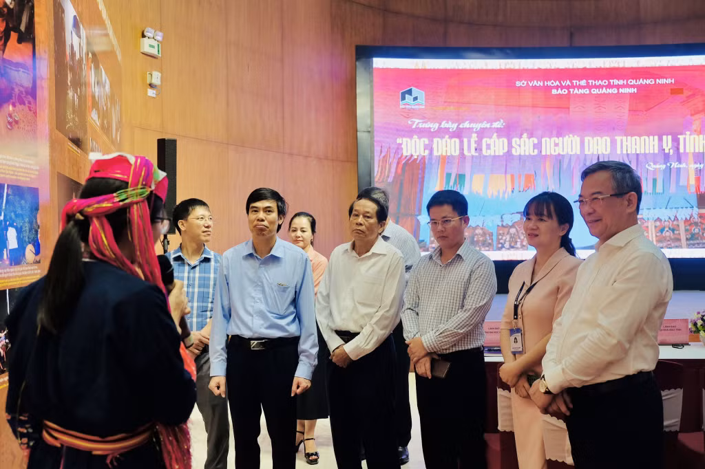 Đại biểu xem triển lãm.