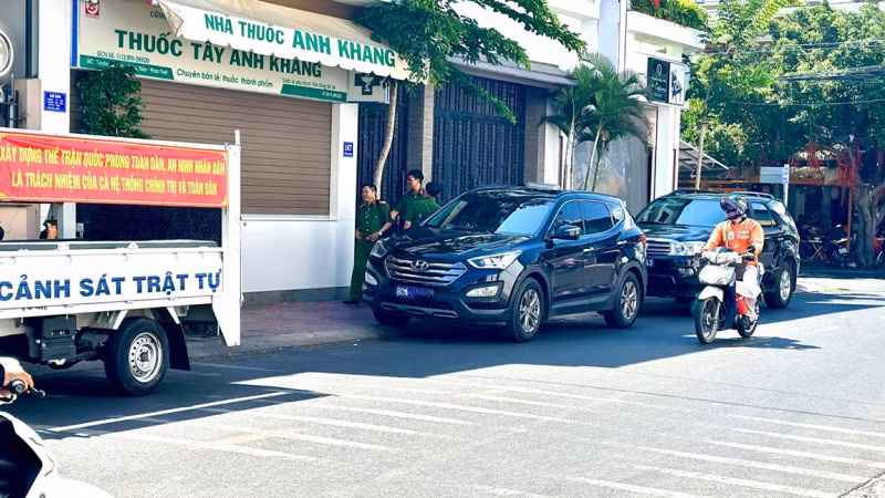 Cơ quan CSĐT khám xét nhà ông Xà Dương Thắng, nguyên Giám đốc Sở Xây dựng tỉnh Bình Thuận.