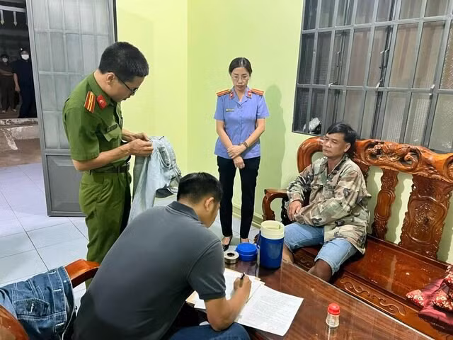 Cơ quan điều tra làm việc với đối tượng. Ảnh: Công an