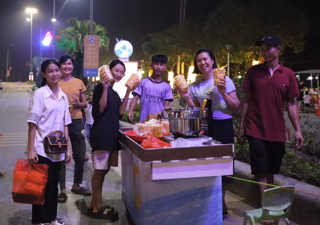 Phố Ẩm thực đêm hút khách dịp cuối tuần.