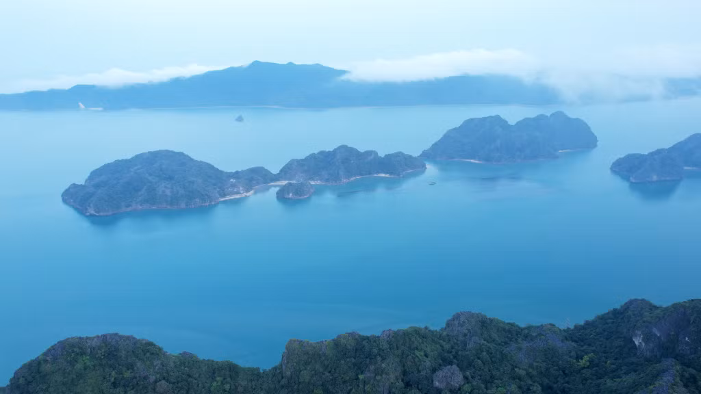 Vịnh Bái Tử Long có cảnh quan hoang sơ với những đảo đá xen lẫn đảo đất.