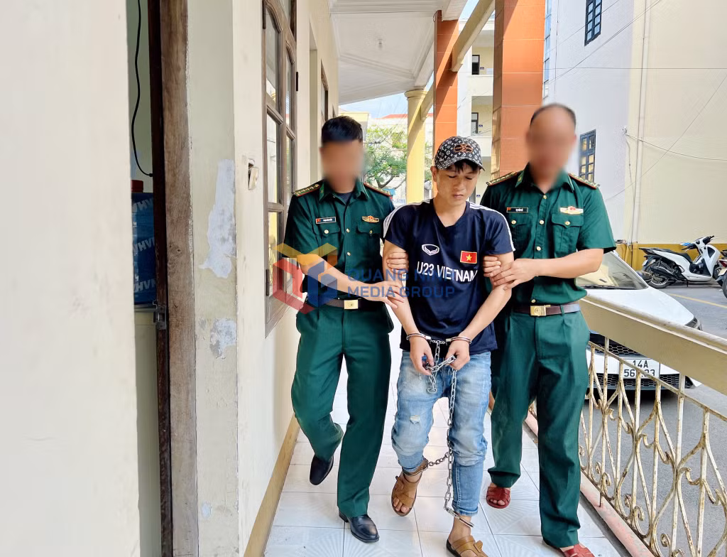 Cán bộ Đồn BPCK cảng Hòn Gai dẫn giải đối tượng Lò Văn Tiêng.