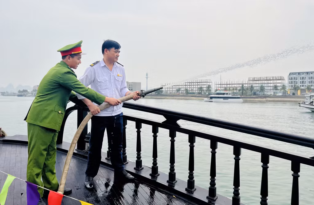 Cán bộ Phòng Cảnh sát PCCC và CNCH hướng dẫn kỹ năng sử dụng các thiết bị chữa cháy tại chỗ trên tàu du lịch.