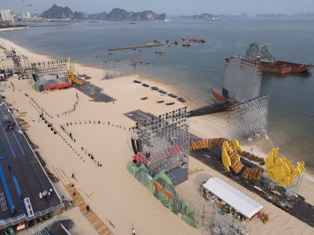Tại khu vực diễn ra chương trình Carnaval Hạ Long 2024 các diễn viên đang tích cực tập luyện, khớp các tiết mục biểu diễn.