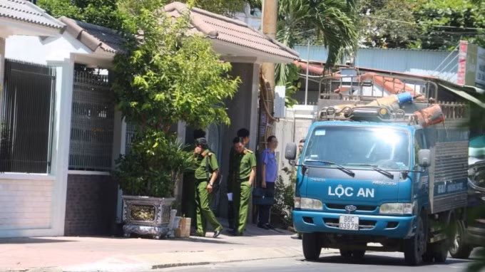 Công an và kiểm sát viên xuất hiện trước nhà ông Lê Tiến Phương, cựu chủ tịch UBND tỉnh Bình Thuận, chiều 26/4. Ảnh: Nguyễn Tư
