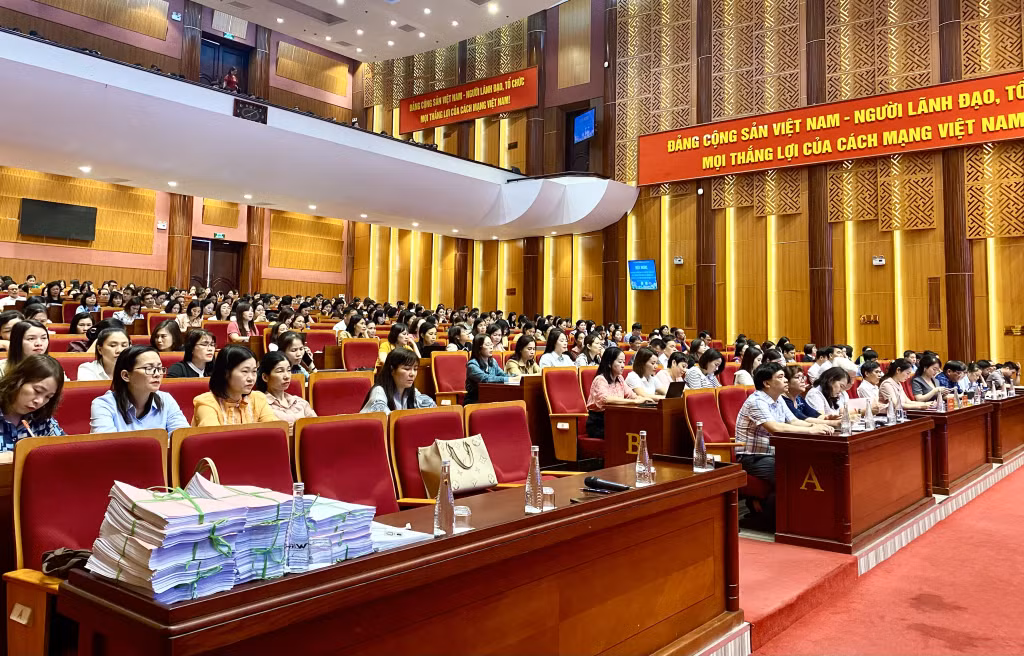 Gần 500 cán bộ quản lý giáo dục và cán bộ Hội Khuyến học các cấp tham dự Hội nghị tập huấn, hướng dẫn xây dựng năng lực học tập suốt đời.
