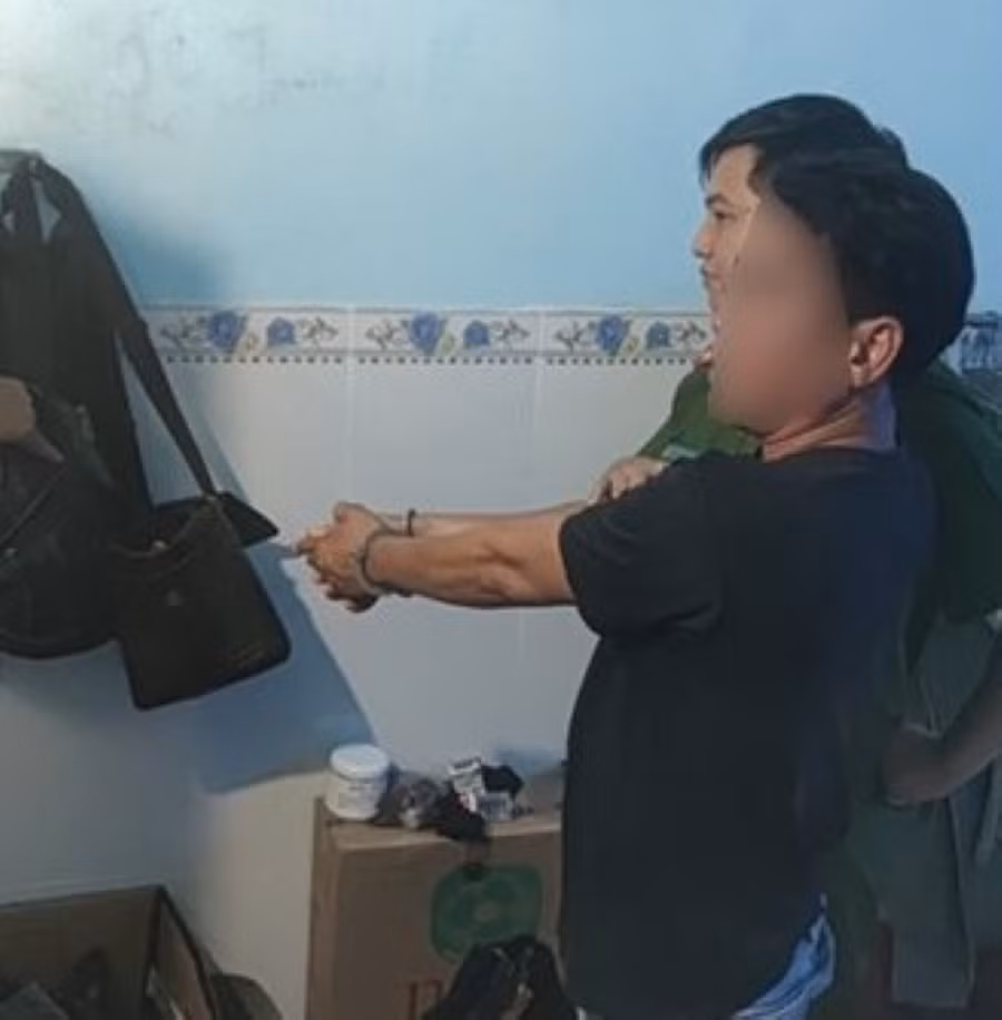 T.Đ.H chỉ vị trí để con dao dùng để đe dọa và cướp của. Ảnh: Công an
