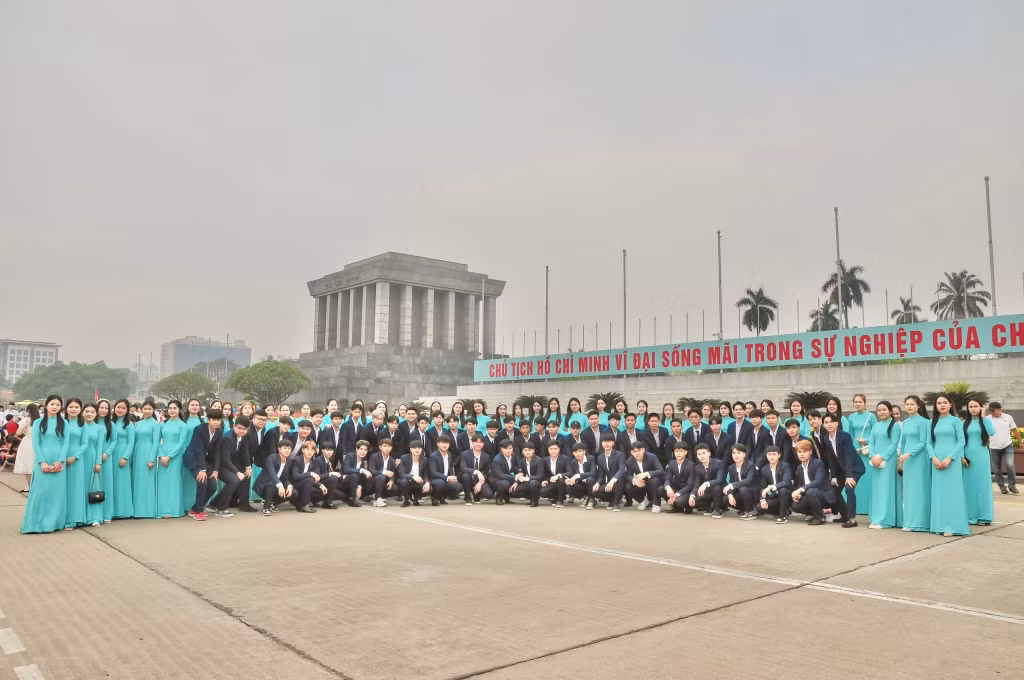 Nhân dịp đón Tết Bunpimay 2024, các lưu học sinh Lào được đi tham quan Lăng Chủ tịch Hồ Chí Minh.