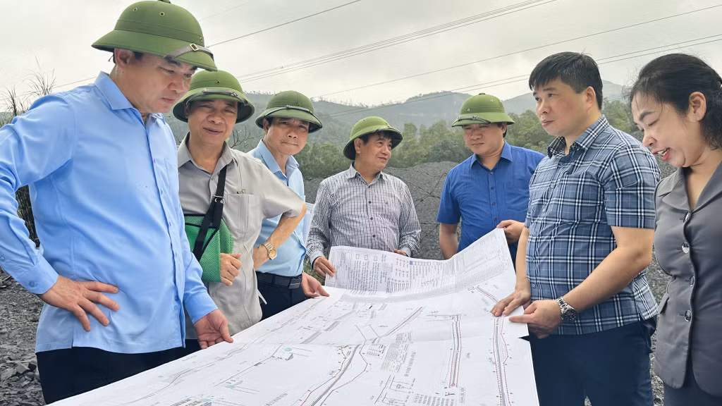 Ông Ngô Hoàng Ngân, Bí thư Đảng ủy, Chủ tịch HĐTV TKV (ngoài cùng, bên trái) kiểm tra tiến độ thực hiện dự án.