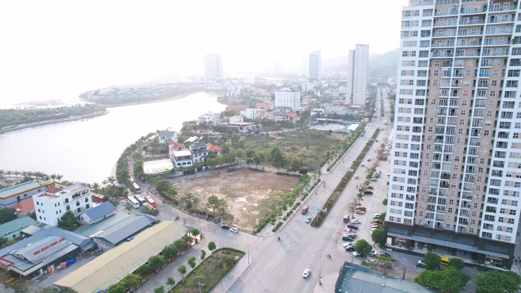 Khu đất trống tại khu đô thị mới Cái Dăm hiện đã được UBND phường Bãi Cháy san gạt mặt bằng để làm bãi đỗ xe tạm.