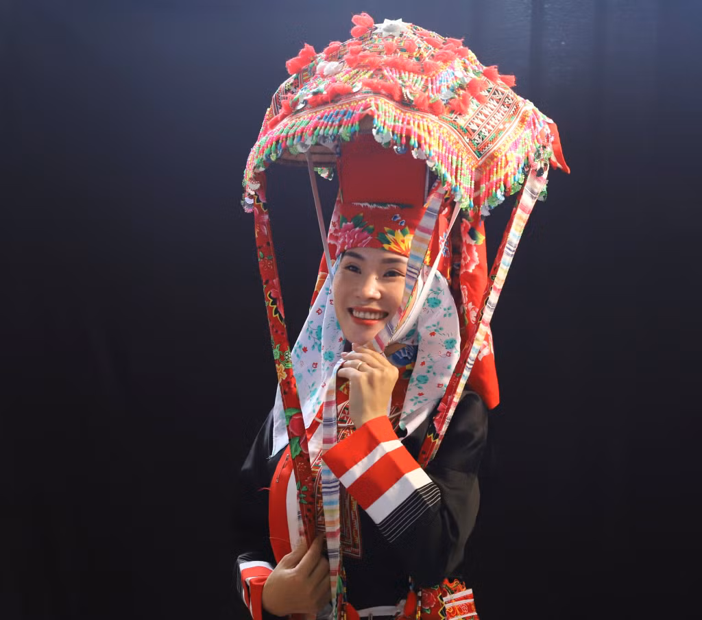 Trang phục cưới cô dâu Dao. Ảnh: La Lành