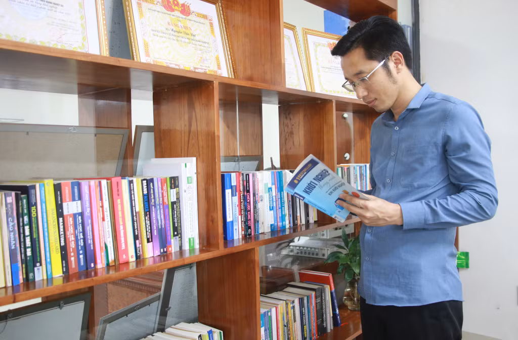 Anh Nguyễn Văn Đạt, Giám đốc Công ty CP Đào tạo và Phát triển doanh nghiệp (SIC) thường xuyên rà soát, bổ sung các đầu sách mới cho tủ sách của đơn vị.