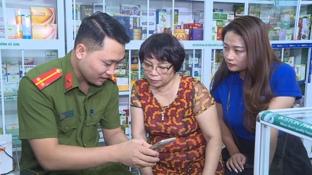 Công an phường Trần Hưng Đạo hướng dẫn người dân cài đặt ứng dụng VNeID.