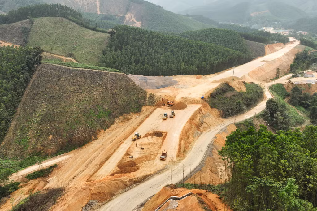 Công trường thi công đường nối Sơn Dương - Đồng Lâm (5-2023). Ảnh Đỗ Phương