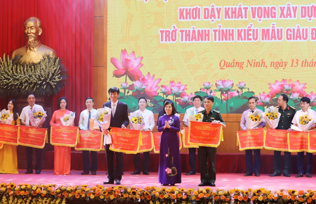 Đồng chí Trịnh Thị Minh Thanh, Phó Bí thư Thường trực Tỉnh ủy, trao giải Nhất cho 2 đội thi của Đảng bộ Bộ đội Biên phòng tỉnh và Đảng bộ TX Đông Triều.