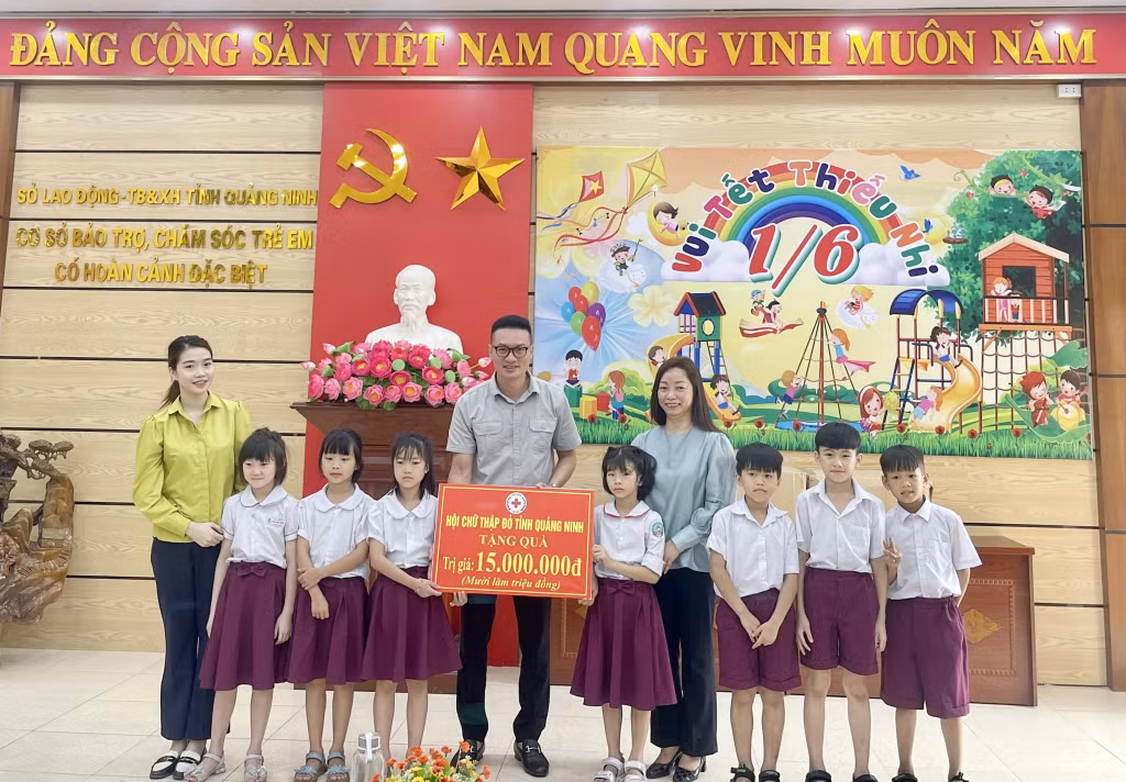 Ông Nguyễn Tuấn Anh, Phó Chủ tịch Hội Chữ thập đỏ tỉnh trao tặng quà cho các em học sinh tại Cơ sở bảo trợ, chăm sóc trẻ em có hoàn cảnh đặc biệt tỉnh.