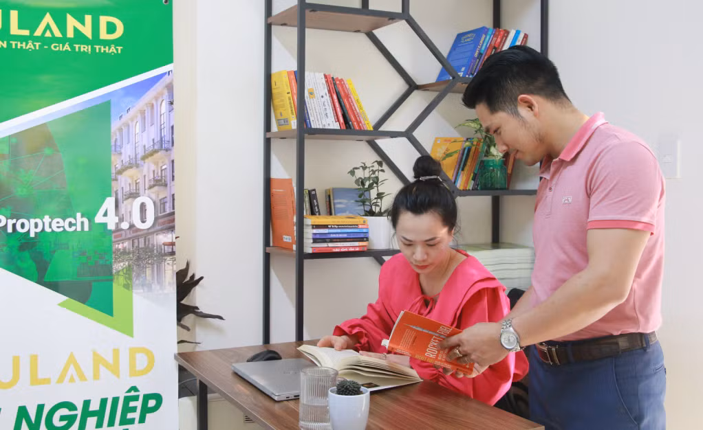 Công ty CP Bất động sản Guland Quảng Ninh mới xây dựng tủ sách tại văn phòng Công ty với những đầu sách chuyên ngành, liên quan đến lĩnh vực kinh doanh của đơn vị.