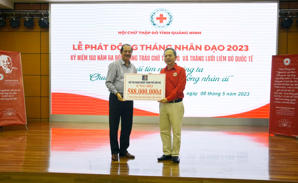 Chủ tịch Hội Chữ thập đỏ tỉnh Quảng Ninh tiếp nhận ủng hộ Tháng Nhân đạo từ các tổ chức, cá nhân hảo tâm trên địa bàn tỉnh.