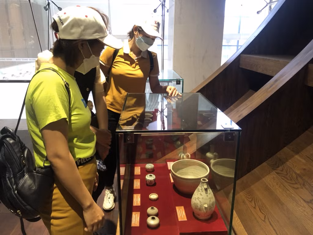 Thể kỷ XVIII, buôn bán qua Thương cảng Vân Đồn đã suy giảm do sự ra đời của Phố Hiến. Trong ảnh: Du khách tham quan hiện vật gốm sứ là hàng hoá của Thương cảng Vân Đồn xưa tại Bảo tàng Quảng Ninh. 