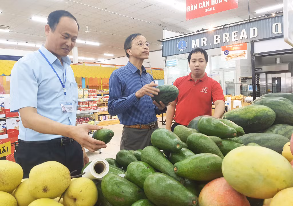 Đoàn kiểm tra liên ngành tỉnh kiểm tra nguồn gốc rau quả nhập vào Siêu thị Lan Chi (TX Quảng Yên) thời điểm đầu tháng 5 vừa qua.