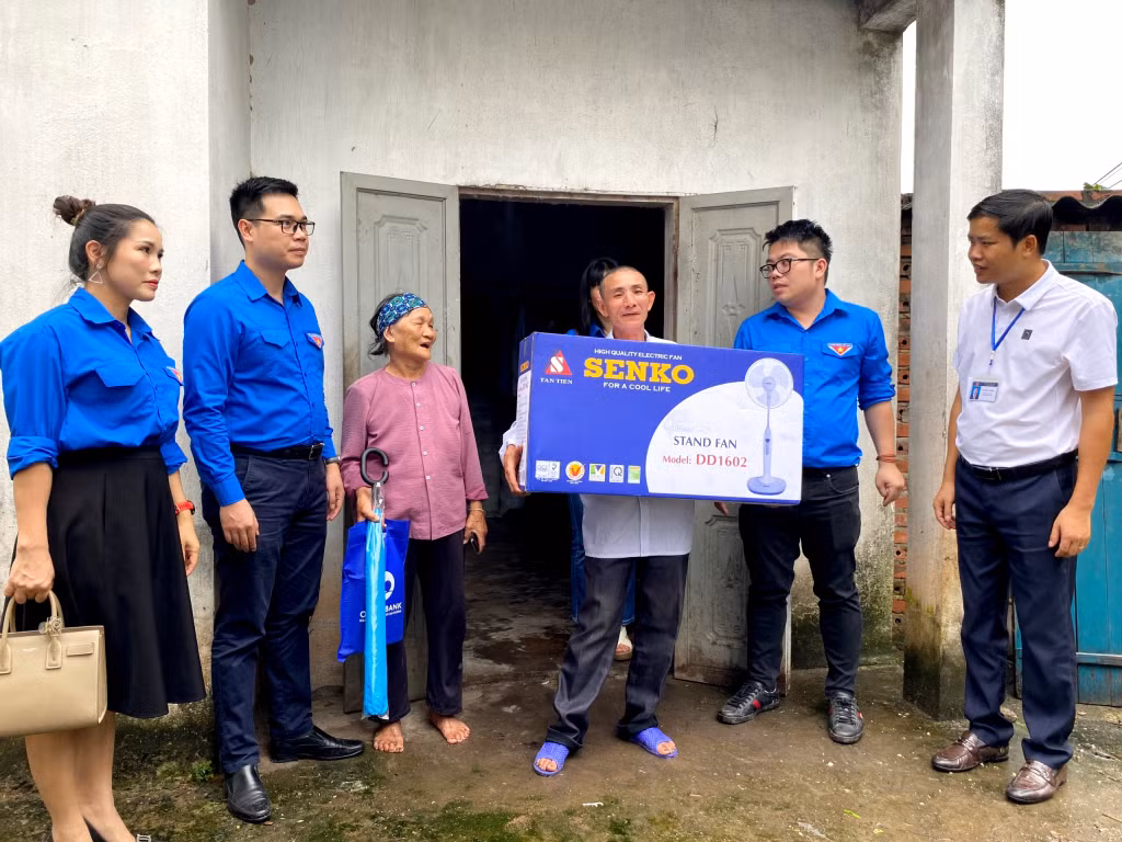 Đoàn Thanh niên Ngân hàng Oceanbank trao quà cho gia đình ông Lê Văn Tiến, thôn Hà Tràng Tây, xã Đông Hải.