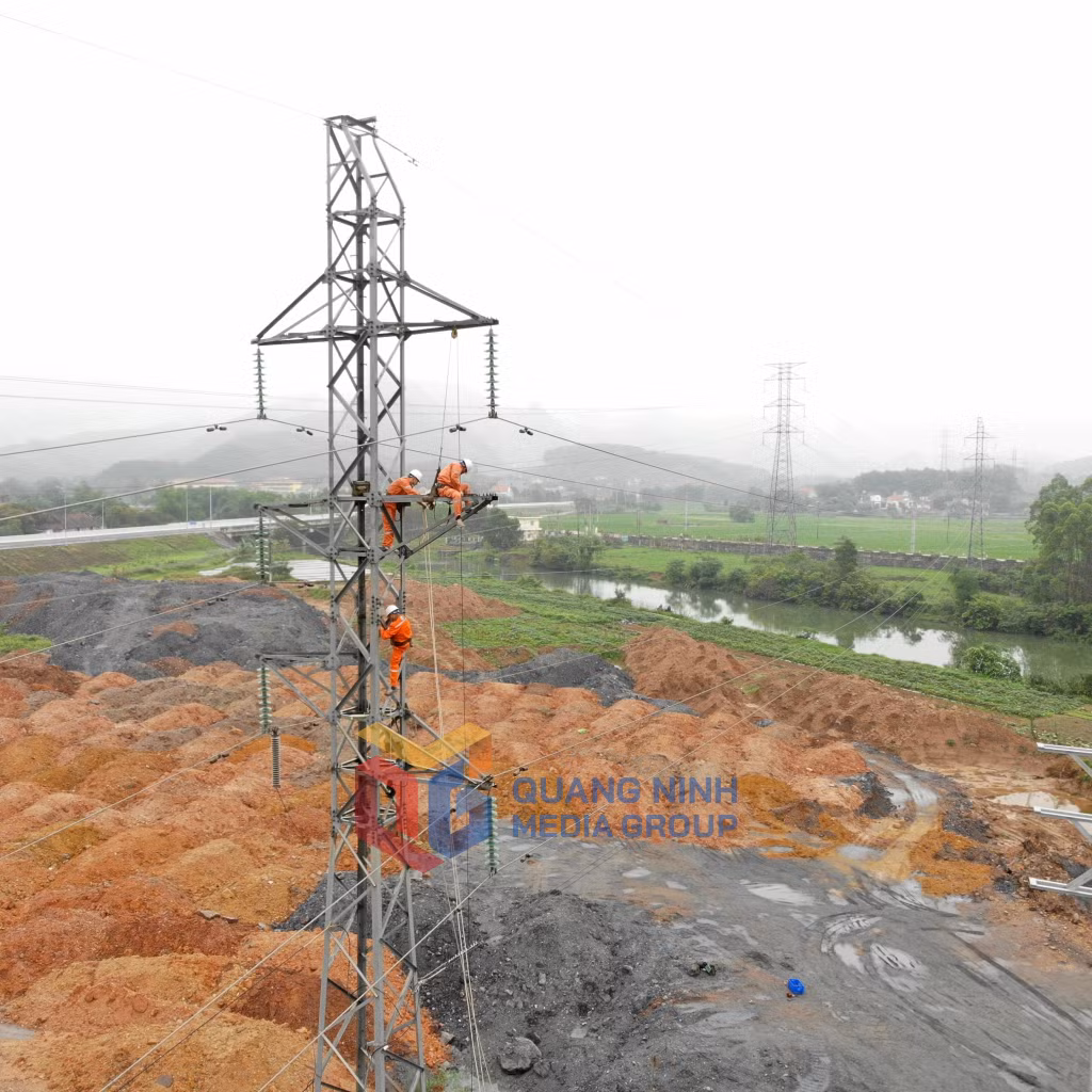 Đội quản lý lưới điện cao thế Quảng Ninh thực hiện nâng cao độ võng khoảng cột để đảm bảo an toàn hành lang lưới điện 110kV tại thôn Đá Trắng (5-2023). Ảnh: Hoàng Nga