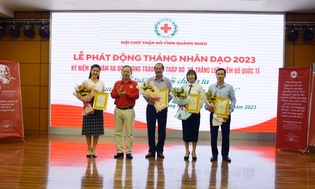 Hội Chữ thập đỏ tỉnh Quảng Ninh tặng Bảng ghi nhận tấm lòng vàng cho các tổ chức có thành tích trong công tác ủng hộ nhân dân Thổ Nhĩ Kỳ và Syria khắc phục thảm họa động đất.