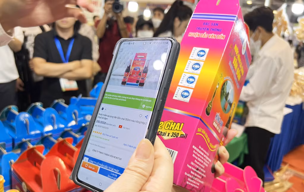 Quét mã QR code trên sản phẩm giúp người tiêu dùng tra cứu thông tin sản phẩm và doanh nghiệp sản xuất tránh mua phải hàng giả, hàng nhái.