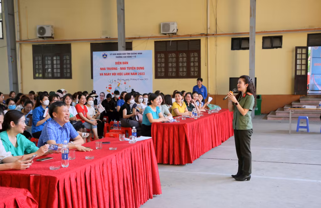 Thiếu tá Nguyễn Thị Hoa Lương, cán bộ Phòng An ninh chính trị nội bộ, Công an tỉnh, trao đổi, chia sẻ một số nội dung quan trọng về việc sử dụng mạng xã hội an toàn.