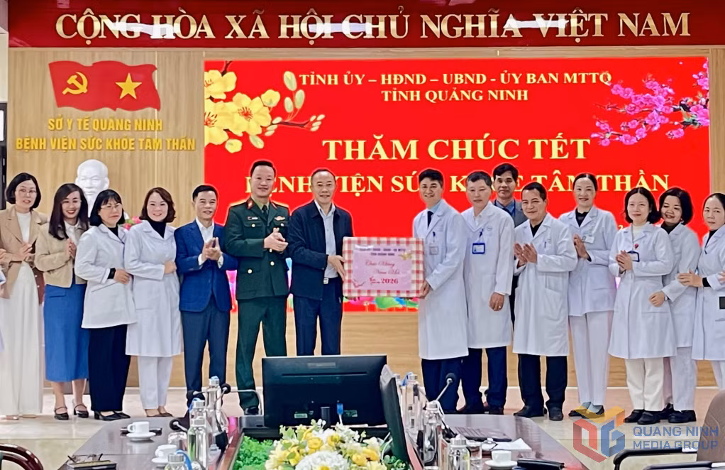 Đồng chí Dương Mạnh Cường, Ủy viên Ban Thường vụ, Chánh Văn phòng Tỉnh ủy thăm, tặng quà Tết và động viên cán bộ, y bác sĩ, bệnh nhân Bệnh viện Sức khỏe tâm thần Quảng Ninh.