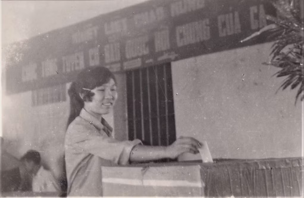 Công dân trẻ của nước Việt Nam tự tay mình bỏ lá phiếu bầu cử Quốc hội khoá VI, ngày 254-1976.