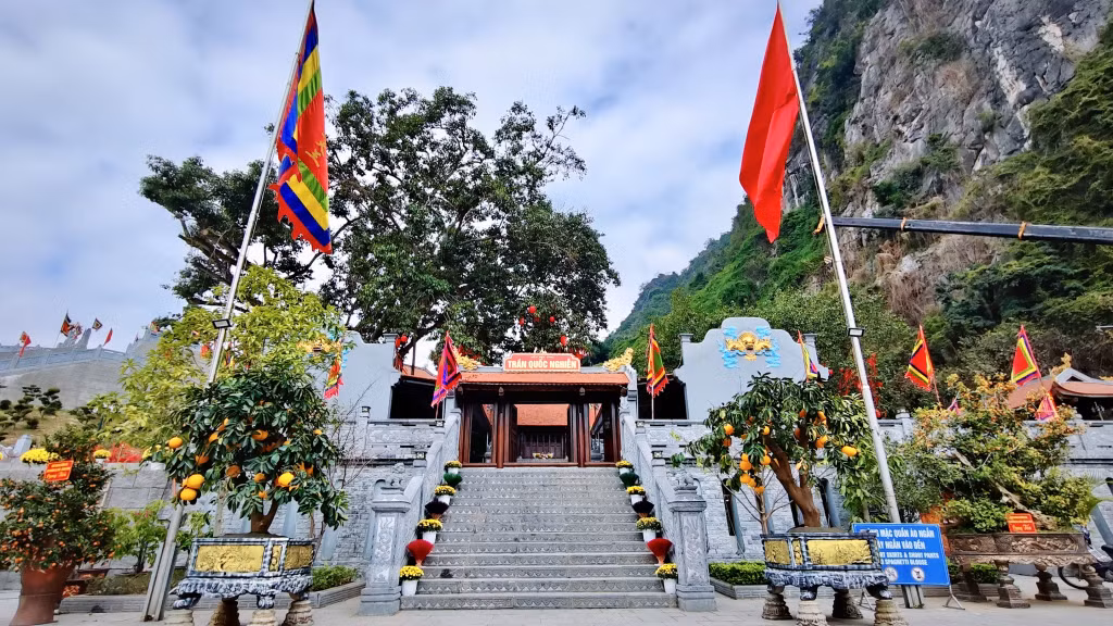 Đền Đức Ông Trần Quốc Nghiễn thờ Hưng Vũ Đông Hải Đại Vương - con trai cả Hưng Đạo Đại vương, cháu đích tôn của An Sinh Vương Trần Liễu và là cháu ruột của vua Trần Thái Tông. Ông vốn là một vị tướng tài giỏi, văn võ song toàn và là người con tận hiếu, bề tôi tận trung của triều đình. Trong cuộc kháng chiến chống quân xâm lược Nguyên - Mông, ông đã cùng vua cha Trần Quốc Tuấn và các tướng lĩnh lập nhiều chiến công lớn.