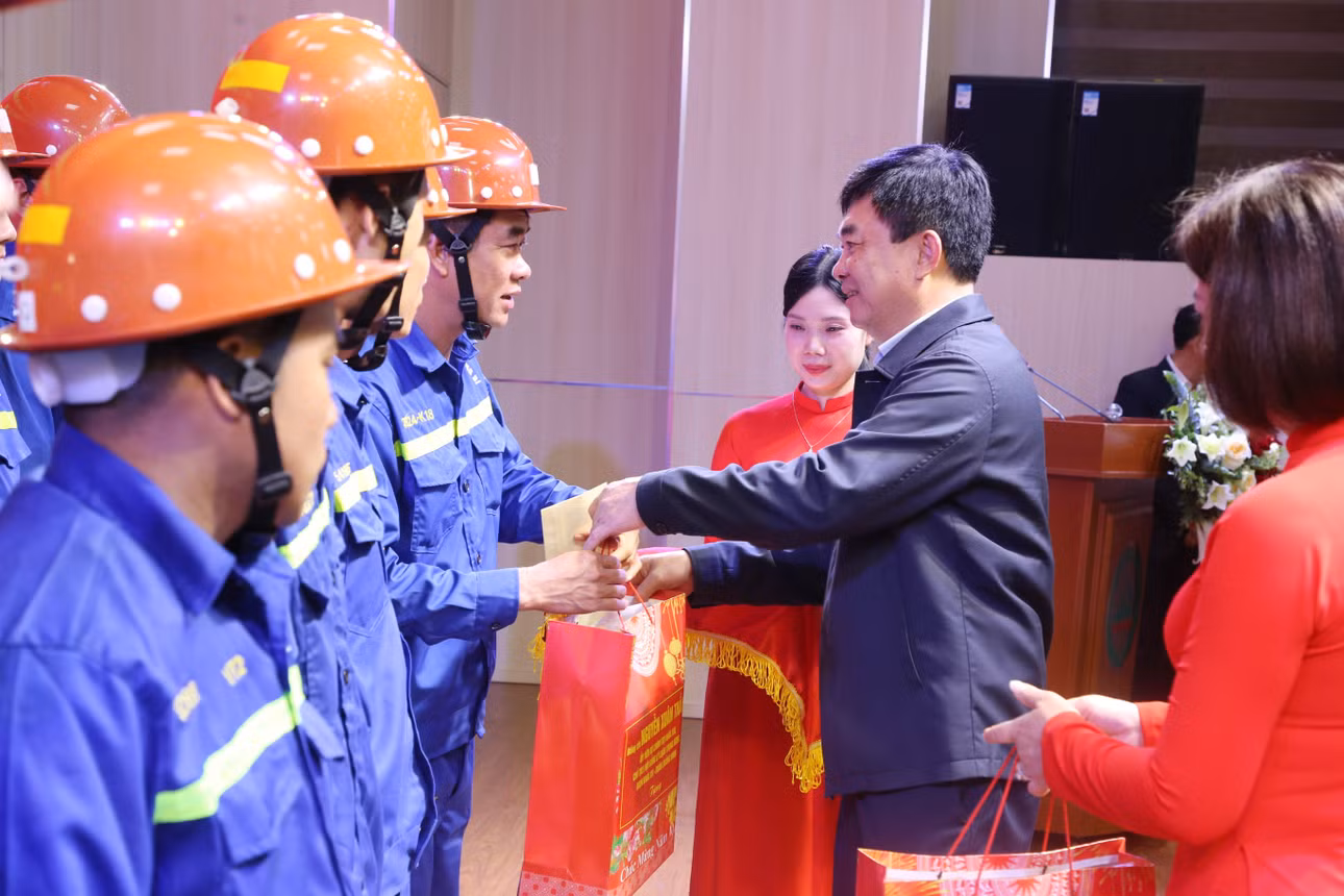 Đồng chí Ngô Hoàng Ngân, Bí thư Đảng ủy, Chủ tịch Hội đồng thành viên Tập đoàn Công nghiệp Than – Khoáng sản Việt Nam, ĐBQH tỉnh, tặng quà, chúc Tết người lao động Công ty Than Uông Bí.