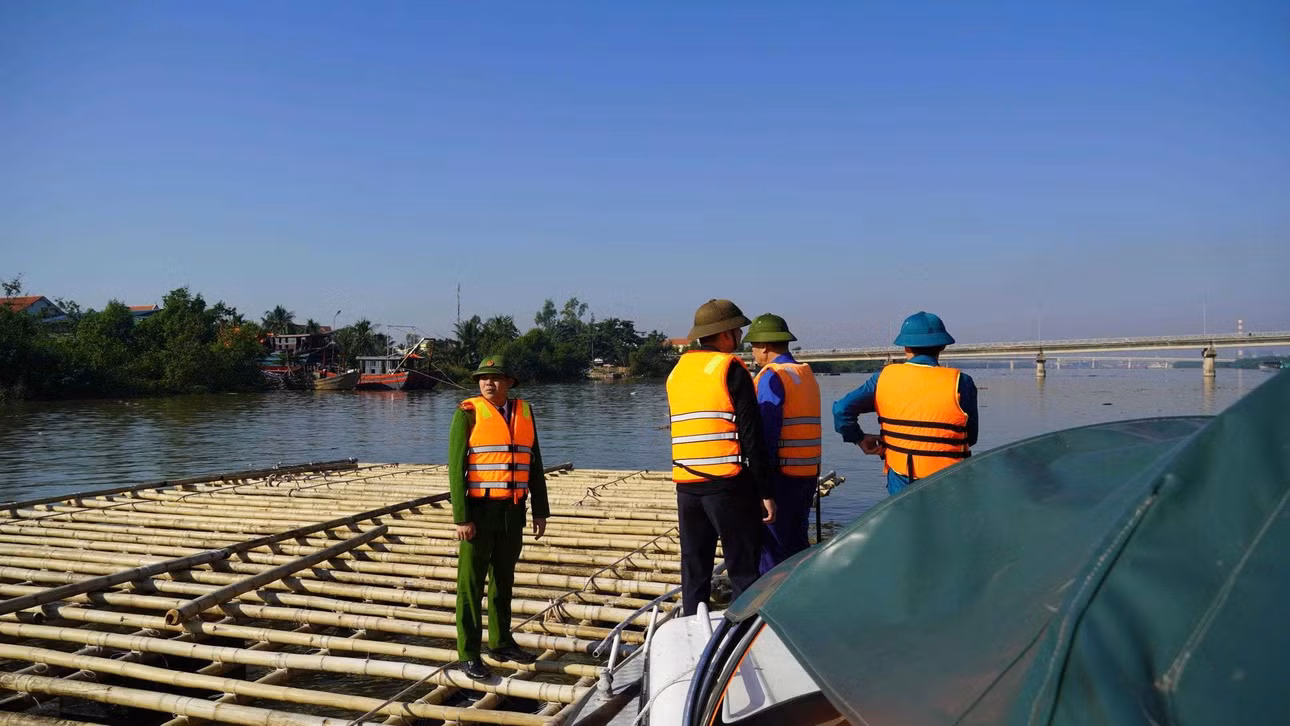 Phường Phong Cốc kiểm tra, xử lý tình trạng lồng bè nuôi trồng thủy sản không phù hợp quy hoạch. Ảnh: Địa phương cung cấp