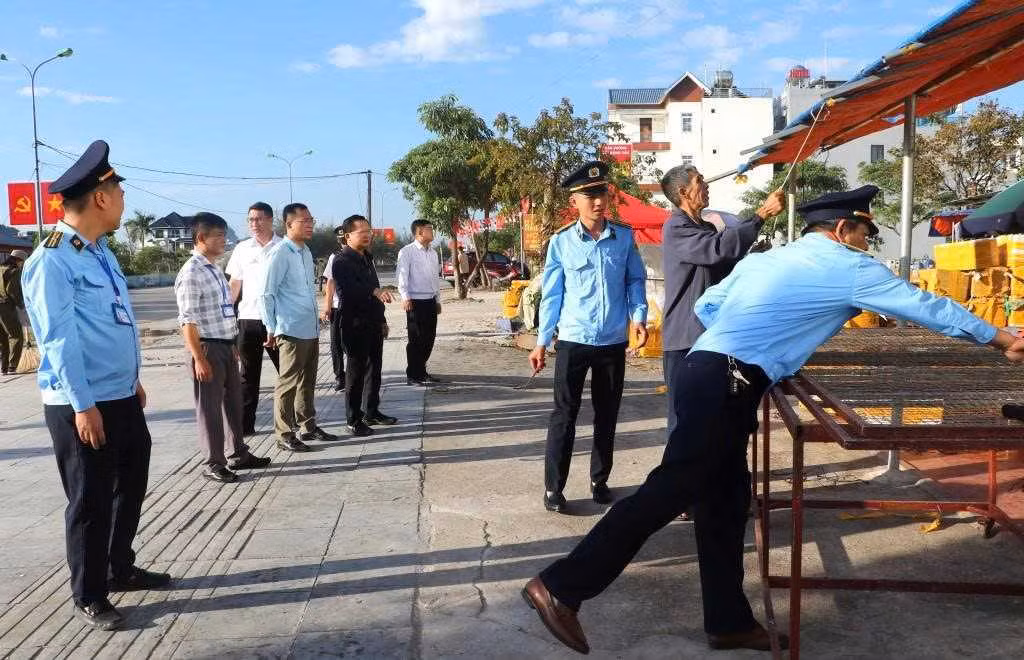 Tập trung giải quyết kiến nghị của cử tri, lãnh đạo đặc khu Vân Đồn chỉ đạo các lực lượng chỉnh trang cảnh quan, đảm bảo trật tự đô thị, an toàn giao thông. Ảnh Địa phương cung cấp