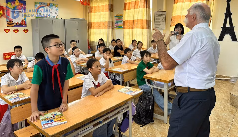Giáo viên người Pháp giảng dạy tiếng Pháp cho học sinh lớp 4A10, Trường Tiểu học Hồng Gai.