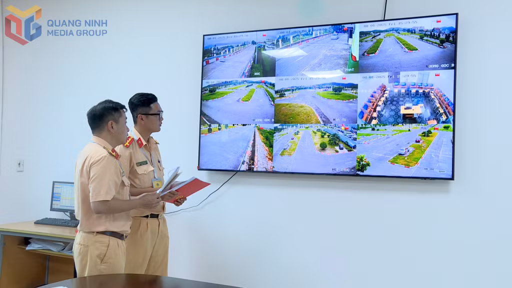 Cán bộ Phòng CSGT (Công an tỉnh) theo dõi học viên thi qua hệ thống camera giám sát.
