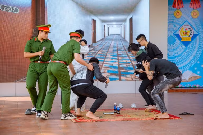VKSND khu vực 5 – Quảng Ninh phối hợp tổ chức phiên tòa giả định tuyên truyền phòng chống tội phạm về ma túy tại trường THPT Nguyễn Bình, tình huống giả định, 18/12/2025
