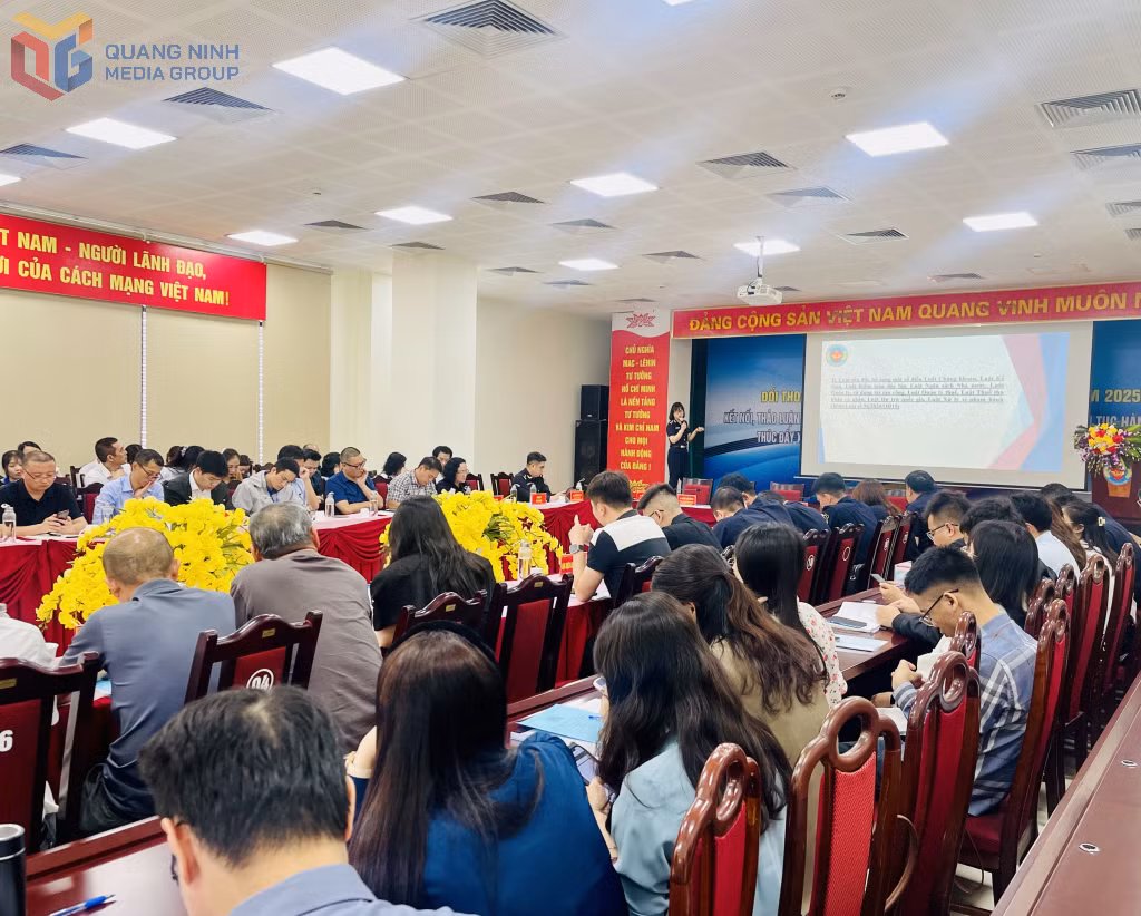 Công chức Chi cục Hải quan khu vực VIII thông tin một số văn bản quy định mới liên quan đến hoạt động XNK tại Hội nghị đối thoại, tham vấn doanh nghiệp lần thứ nhất năm 2025, tháng 4/2025. Ảnh: Hoàng Nga