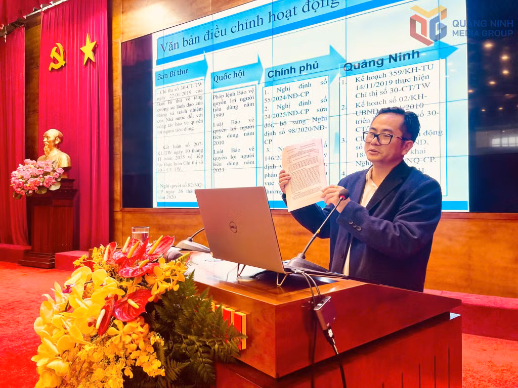 Đại diện Ban Bảo vệ người tiêu dùng, Uỷ ban Cạnh tranh Quốc gia tuyên truyền, phổ biến tổng quan về Luật Bảo vệ quyền lợi người tiêu dùng.