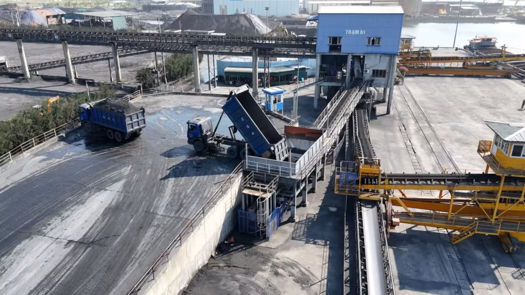 Hoạt động sản xuất ngày cuối năm tại khu vực Km6, Công ty Kho vận và Cảng Cẩm Phả.